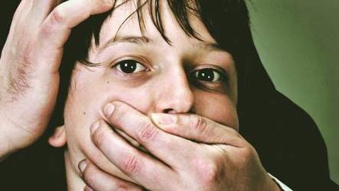 s-a-inregistrat-facand-sex-cu-fiul-ei-de-16-ani-si-i-a-trimis-poze-cu-ea-goala.-cum-ar-trebui-pedepsita